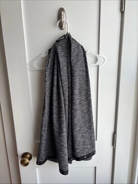 Lululemon Vinyasa Scarf in Gray Knit (OS)